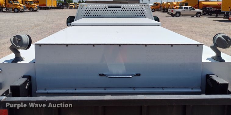 image for item LU9119 2017 Ford F350 Super Duty XLT  utility bed pickup truck