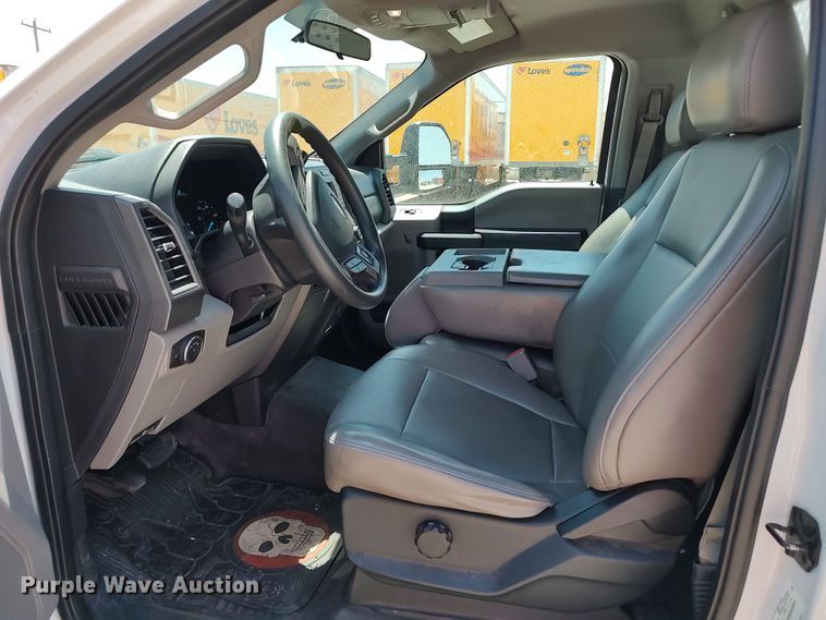 image for item LU9119 2017 Ford F350 Super Duty XLT  utility bed pickup truck