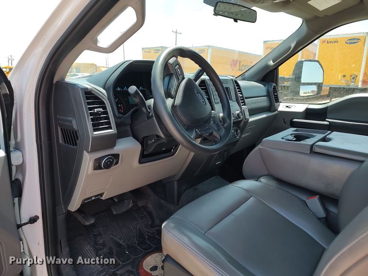 image for item LU9119 2017 Ford F350 Super Duty XLT  utility bed pickup truck