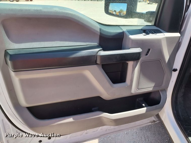 image for item LU9119 2017 Ford F350 Super Duty XLT  utility bed pickup truck