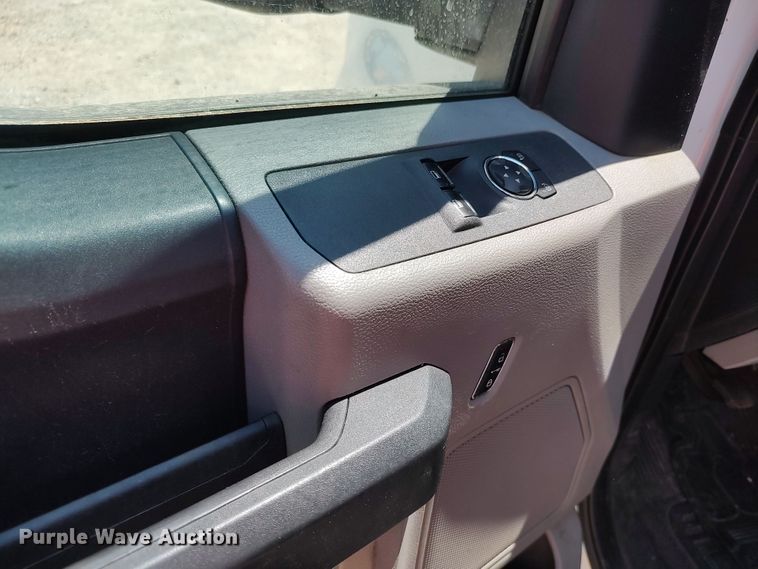 image for item LU9119 2017 Ford F350 Super Duty XLT  utility bed pickup truck