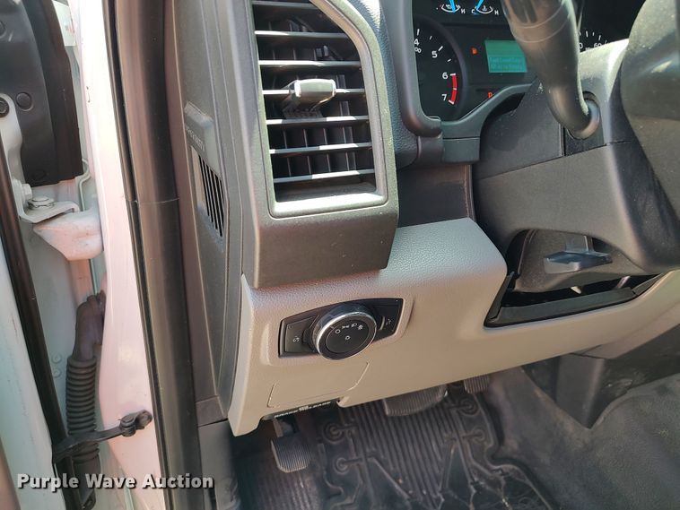 image for item LU9119 2017 Ford F350 Super Duty XLT  utility bed pickup truck