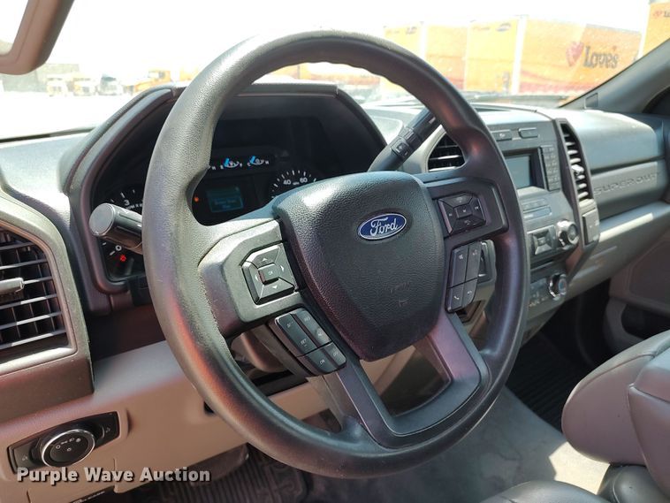 image for item LU9119 2017 Ford F350 Super Duty XLT  utility bed pickup truck