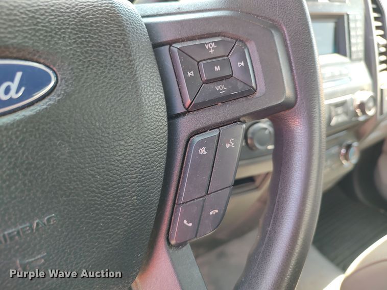 image for item LU9119 2017 Ford F350 Super Duty XLT  utility bed pickup truck