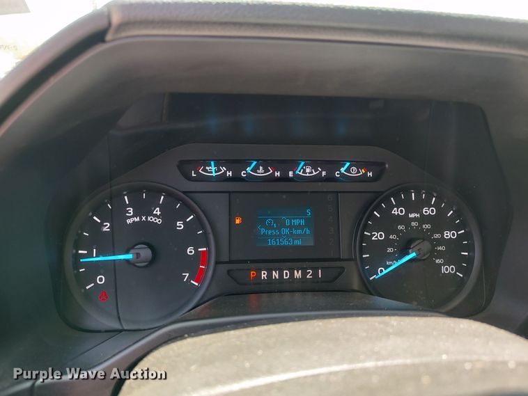 image for item LU9119 2017 Ford F350 Super Duty XLT  utility bed pickup truck