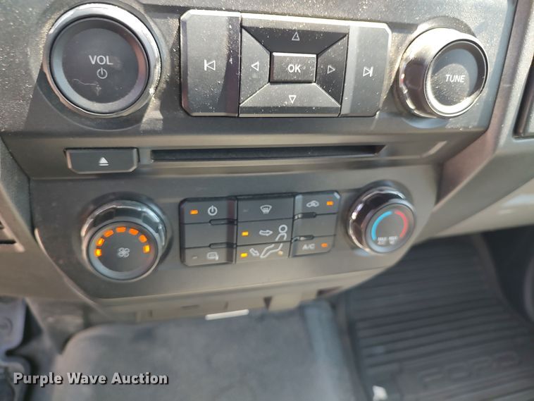 image for item LU9119 2017 Ford F350 Super Duty XLT  utility bed pickup truck