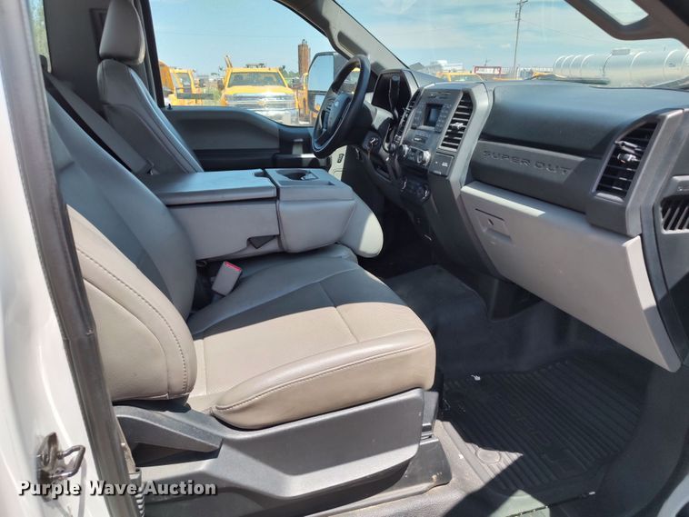 image for item LU9119 2017 Ford F350 Super Duty XLT  utility bed pickup truck