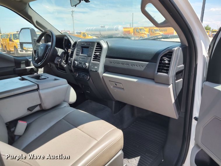 image for item LU9119 2017 Ford F350 Super Duty XLT  utility bed pickup truck