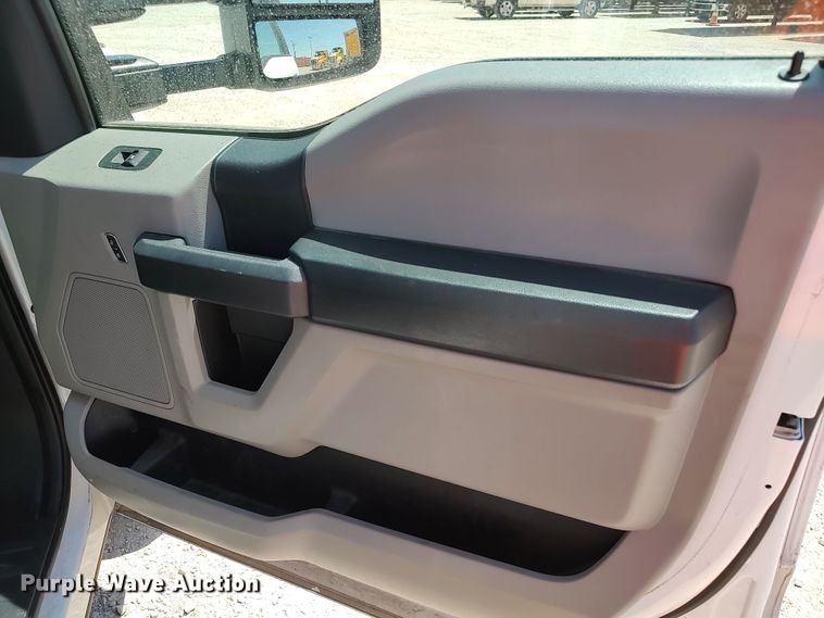 image for item LU9119 2017 Ford F350 Super Duty XLT  utility bed pickup truck