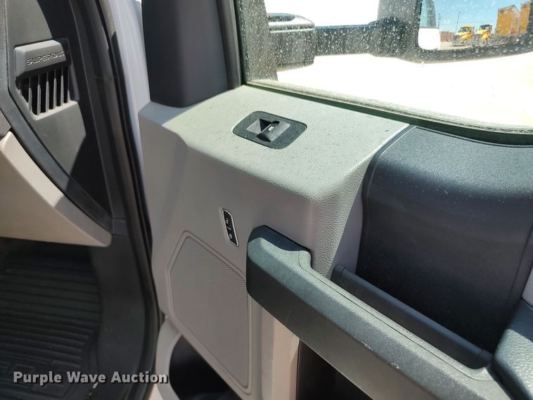 image for item LU9119 2017 Ford F350 Super Duty XLT  utility bed pickup truck