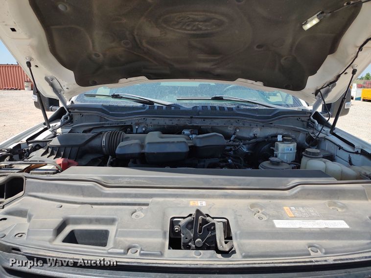 image for item LU9119 2017 Ford F350 Super Duty XLT  utility bed pickup truck