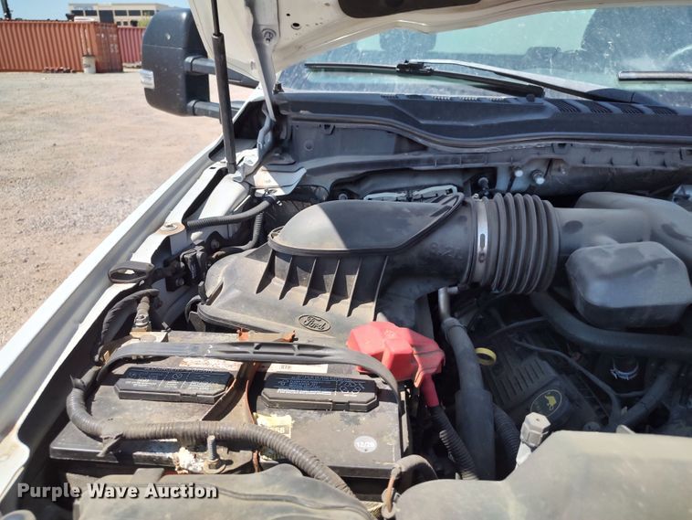 image for item LU9119 2017 Ford F350 Super Duty XLT  utility bed pickup truck