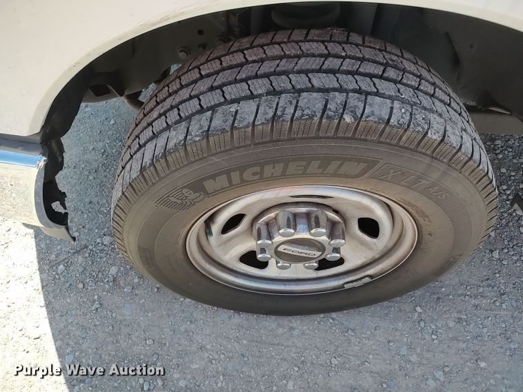 image for item LU9119 2017 Ford F350 Super Duty XLT  utility bed pickup truck