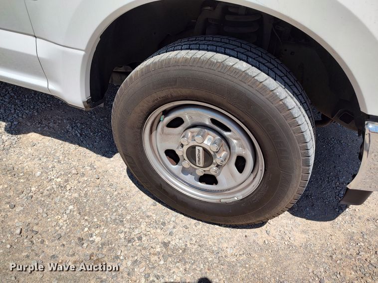 image for item LU9119 2017 Ford F350 Super Duty XLT  utility bed pickup truck