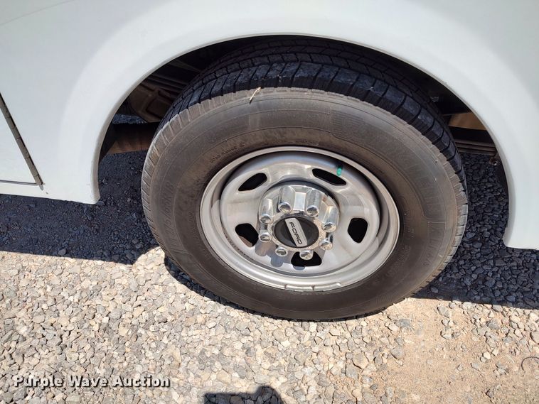 image for item LU9119 2017 Ford F350 Super Duty XLT  utility bed pickup truck