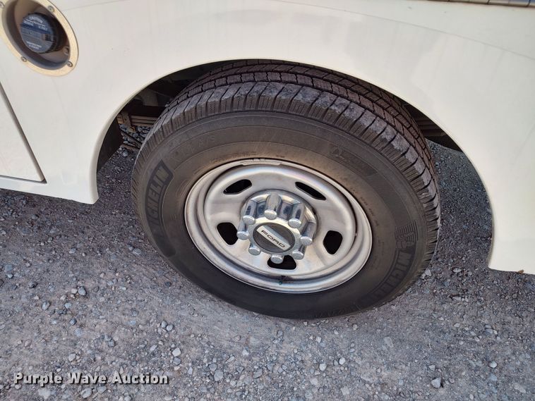 image for item LU9119 2017 Ford F350 Super Duty XLT  utility bed pickup truck