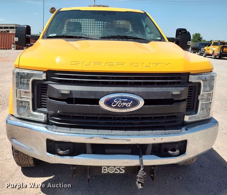 image for item LU9121 2017 Ford F350 Super Duty XL  utility bed pickup truck