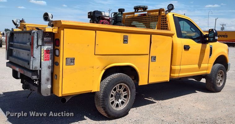 image for item LU9121 2017 Ford F350 Super Duty XL  utility bed pickup truck