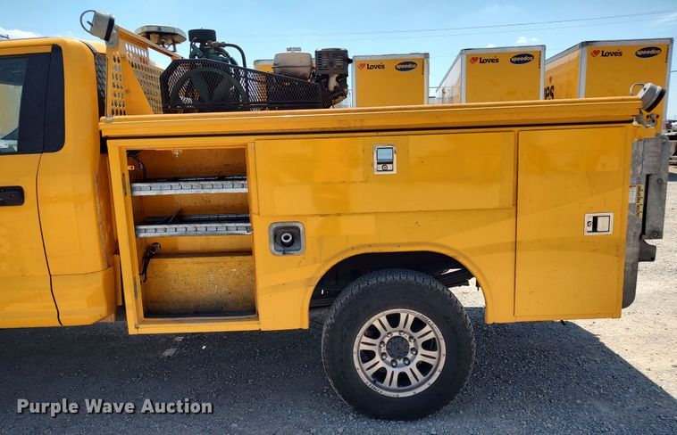 image for item LU9121 2017 Ford F350 Super Duty XL  utility bed pickup truck