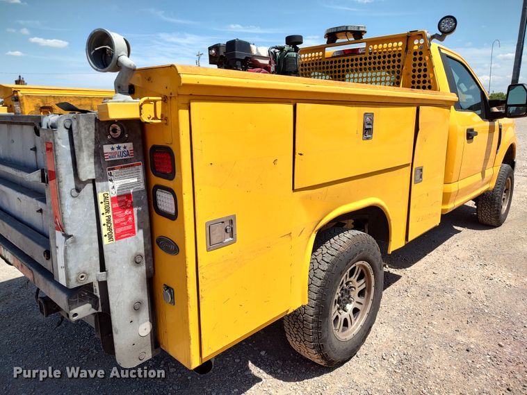 image for item LU9121 2017 Ford F350 Super Duty XL  utility bed pickup truck