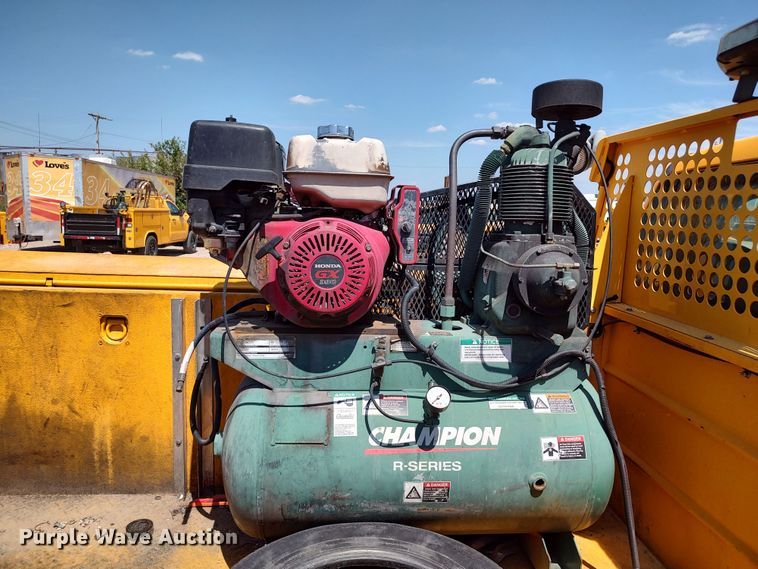 image for item LU9121 2017 Ford F350 Super Duty XL  utility bed pickup truck