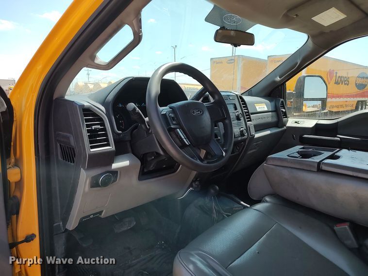 image for item LU9121 2017 Ford F350 Super Duty XL  utility bed pickup truck