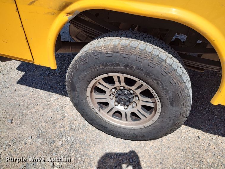 image for item LU9121 2017 Ford F350 Super Duty XL  utility bed pickup truck