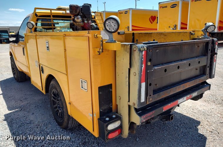 image for item LU9122 2015 Ford F350 Super Duty XL  utility bed pickup truck