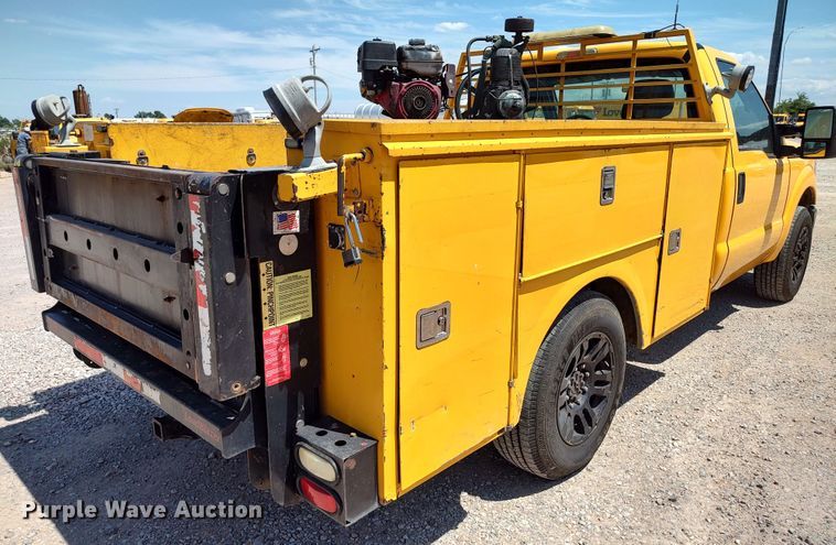 image for item LU9122 2015 Ford F350 Super Duty XL  utility bed pickup truck