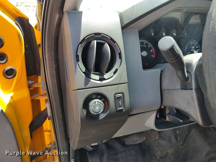 image for item LU9122 2015 Ford F350 Super Duty XL  utility bed pickup truck