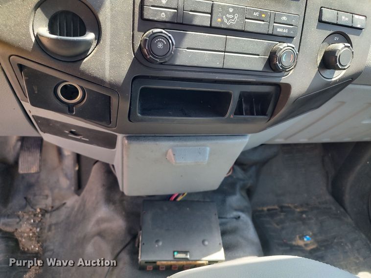 image for item LU9122 2015 Ford F350 Super Duty XL  utility bed pickup truck