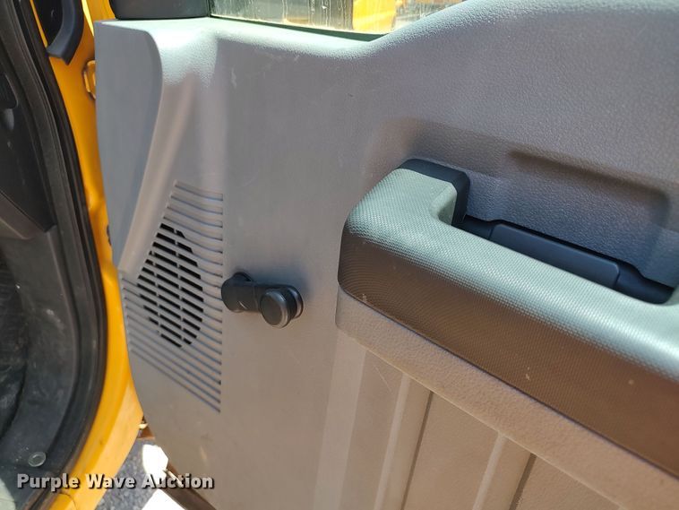 image for item LU9122 2015 Ford F350 Super Duty XL  utility bed pickup truck