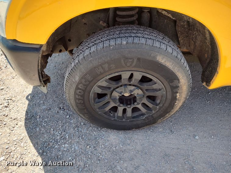 image for item LU9122 2015 Ford F350 Super Duty XL  utility bed pickup truck