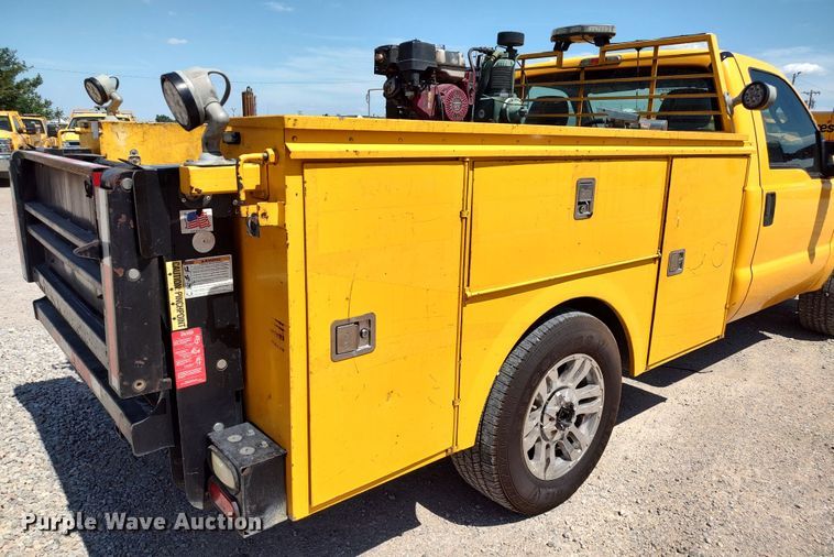 image for item LU9126 2015 Ford F350 Super Duty XL  utility bed pickup truck