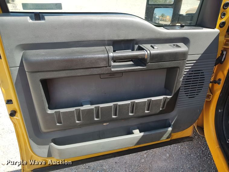 image for item LU9126 2015 Ford F350 Super Duty XL  utility bed pickup truck