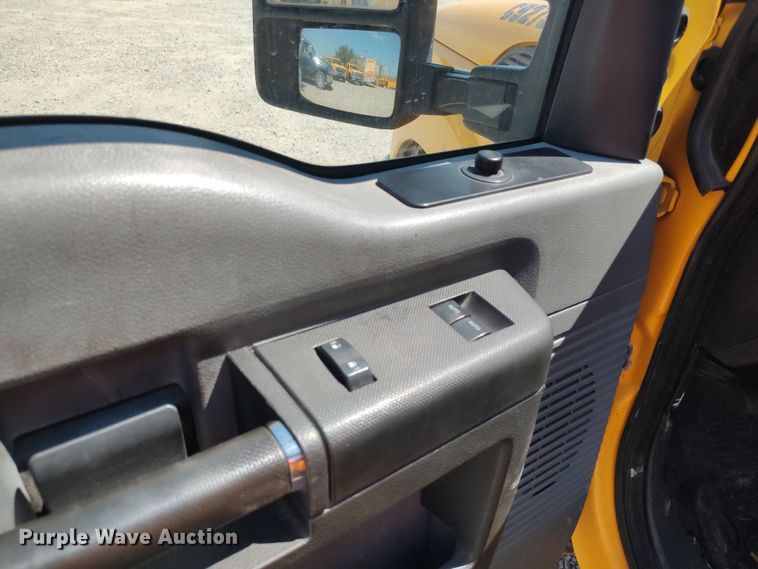 image for item LU9126 2015 Ford F350 Super Duty XL  utility bed pickup truck