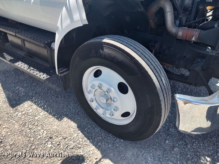 image for item LU9136 2006 Ford F650  SuperCab flatbed truck