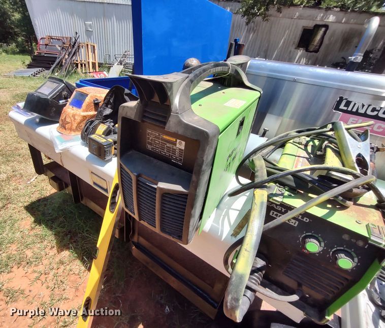 image for item LU9156 Lincoln Electric Vantage 400  welder