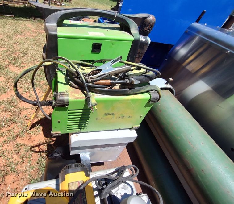 image for item LU9156 Lincoln Electric Vantage 400  welder