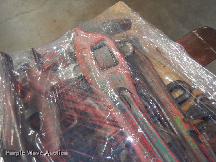 image for item MD9245 Approx. 30-35 pipe wrenches