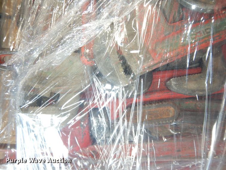 image for item MD9245 Approx. 30-35 pipe wrenches