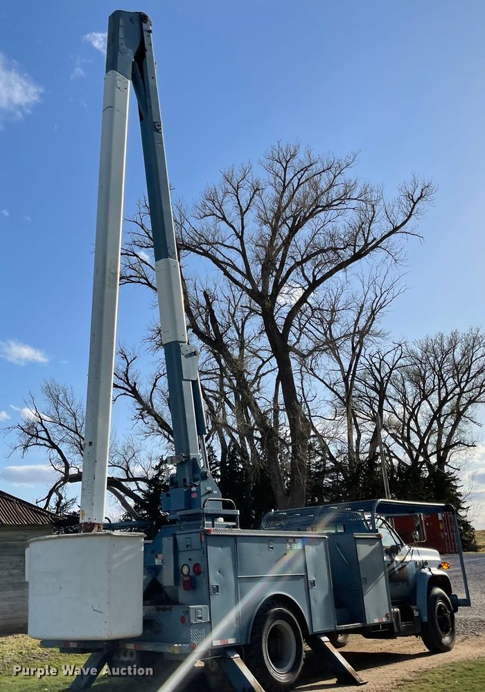 image for item MJ9616 1989 GMC C6000  bucket truck