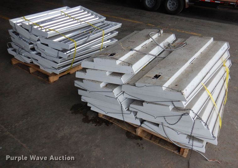 image for item MU9649 Approximately (26) florescent light fixtures