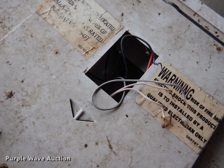 image for item MU9649 Approximately (26) florescent light fixtures