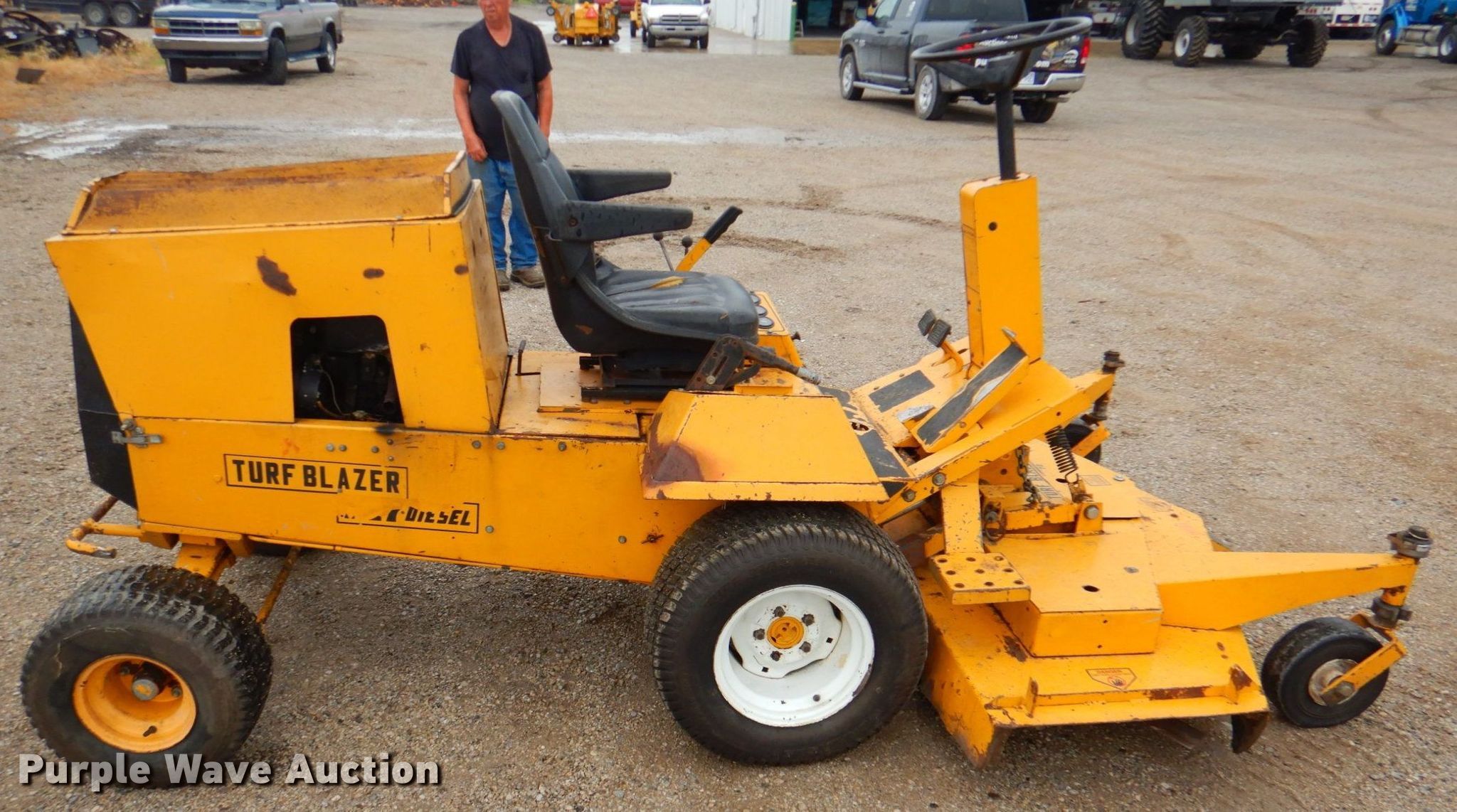 Howard Price Turf Blazer 727 lawn mower in Gardner, KS Item DP4329
