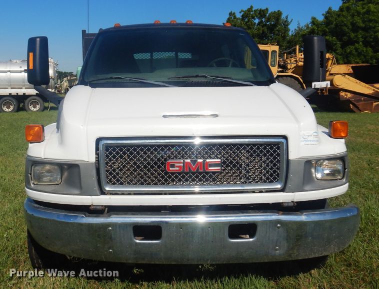 image for item DN0437 2004 GMC C4500  flatbed truck