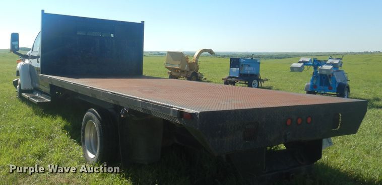 image for item DN0437 2004 GMC C4500  flatbed truck