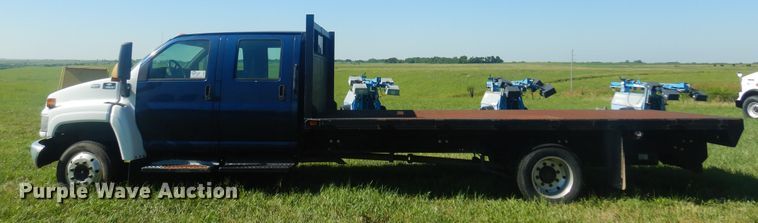 image for item DN0437 2004 GMC C4500  flatbed truck