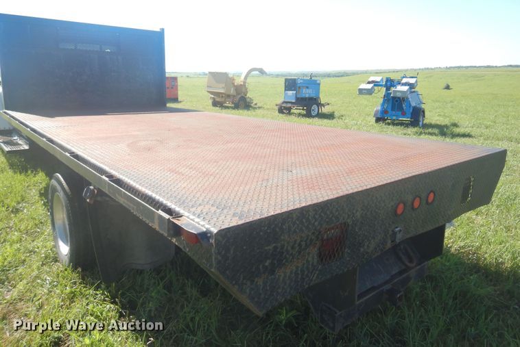 image for item DN0437 2004 GMC C4500  flatbed truck