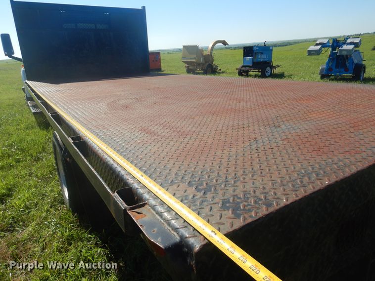 image for item DN0437 2004 GMC C4500  flatbed truck